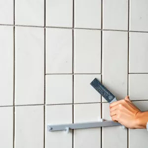 Jak układać płytki w jodełkę na ścianie