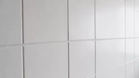 Płytki 60x120 na ścianę jak układać